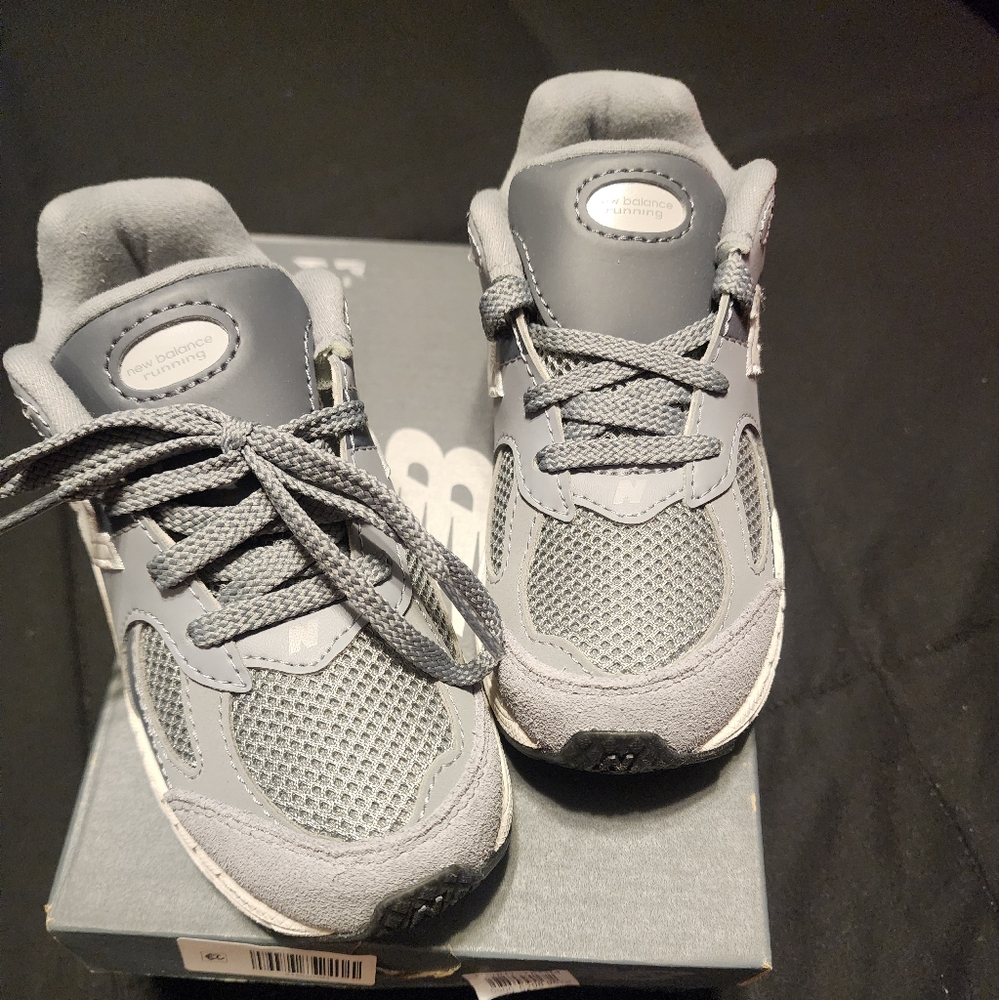 New Balance Gray Sneakers with Breathable Mesh and Cushioned Midsole